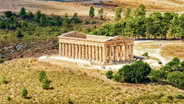 Esplora il Tempio di Segesta e il borgo medievale di Erice