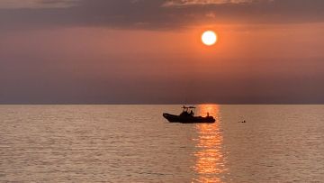 Private aperitif on the boat: Dinghy excursion at sunset with aperitif!