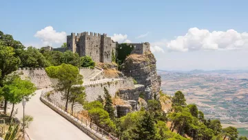 Esplora il Tempio di Segesta e il borgo medievale di Erice
