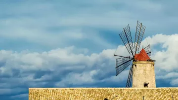 Discover the wonders of Trapani: from the salt pans to the historic center